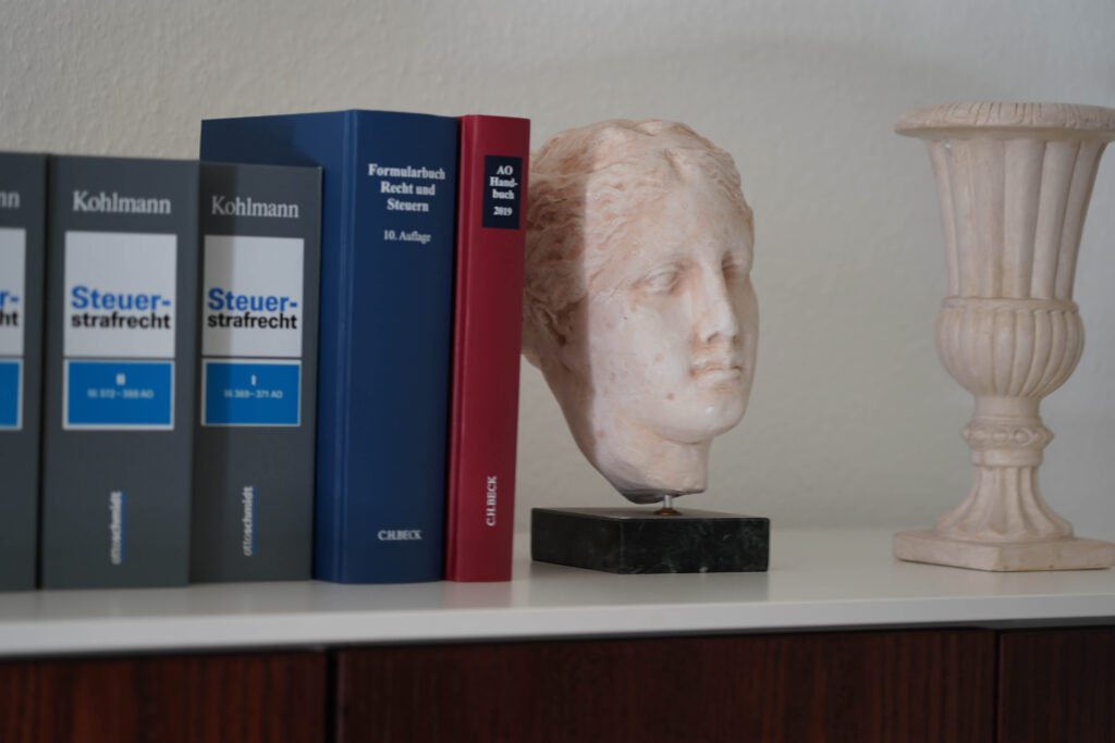 Impressionen aus der Anwaltskanzlei: Bücherregal mit Statue