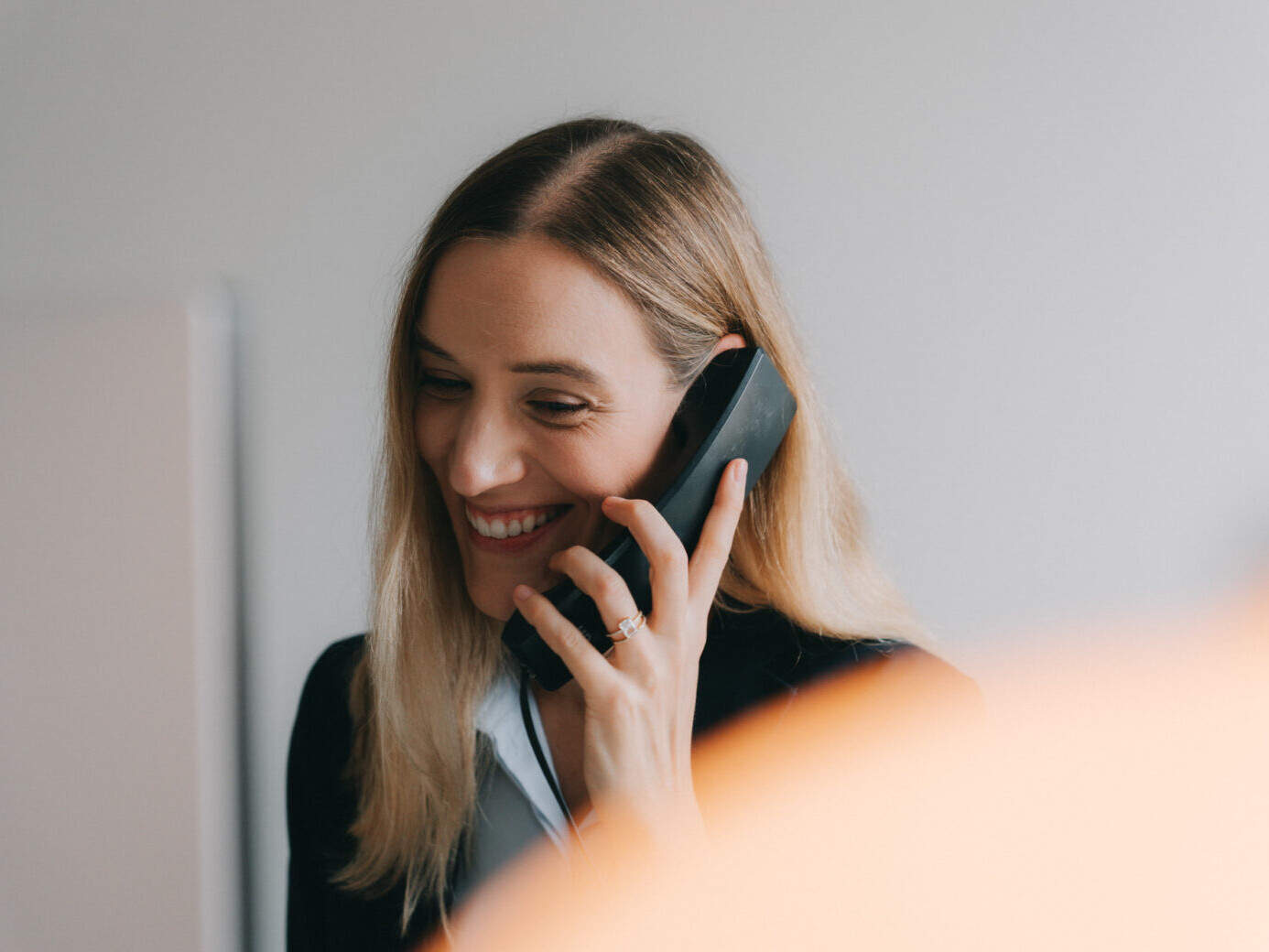 Rechtsanwältin der Kanzlei Mügge · Pitschel im persönlichen Beratungsgespräch am Telefon